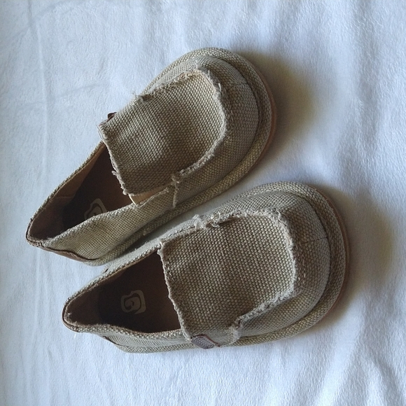 Toddler.Never worn: Canvas Shoes. Size 10 Toddler. Unisex - Picture 4 of 12